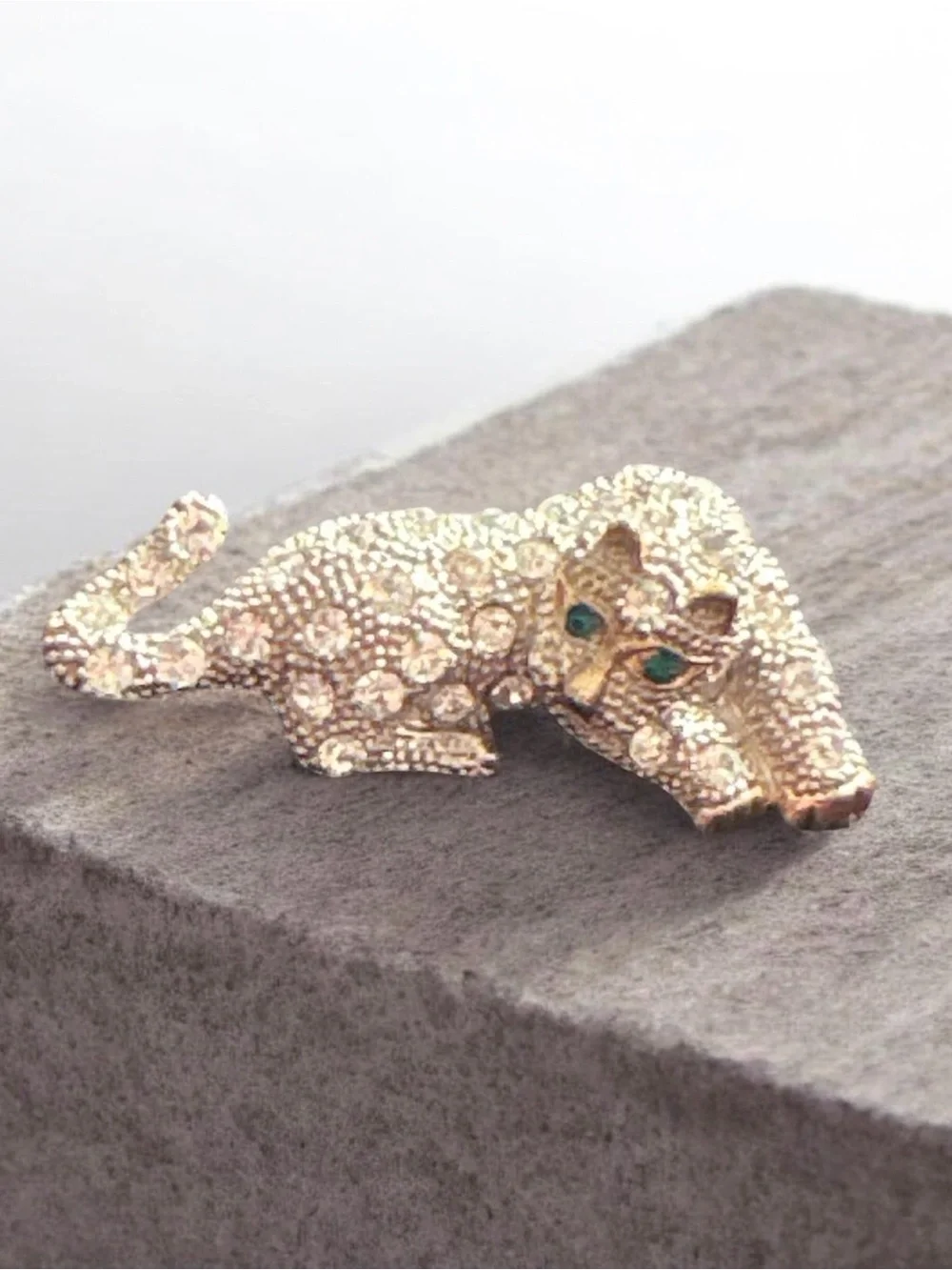 Gold Cat Brooch Pin with Green Eyes - Elegant Pet Jewelry
810 - Picture 1 of 1